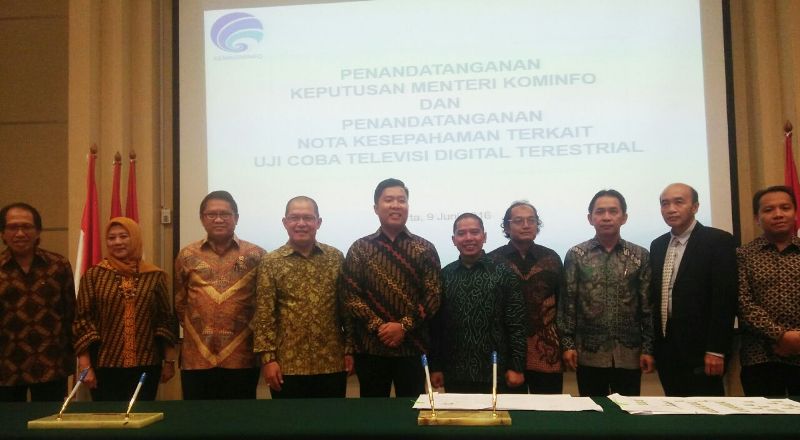 penandatanganan nota kesepahaman antara TVRI dengan 36 lembaga penyiaran swasta yang akan mengisi konten TV digital di Gedung Kementerian Komunikasi dan Informatika Jakarta