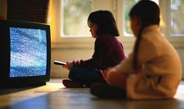 DAMPINGI anak saat berada di depan televisi. (AP)