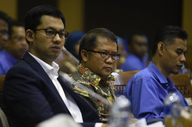 Menteri Telekomunikasi dan Informatika (Menkominfo), Rudiantara bersama Ketua Komisi Penyiaran Indonesia (KPI) Yuliandre Darwis. (Antara/Puspa Perwitasari)